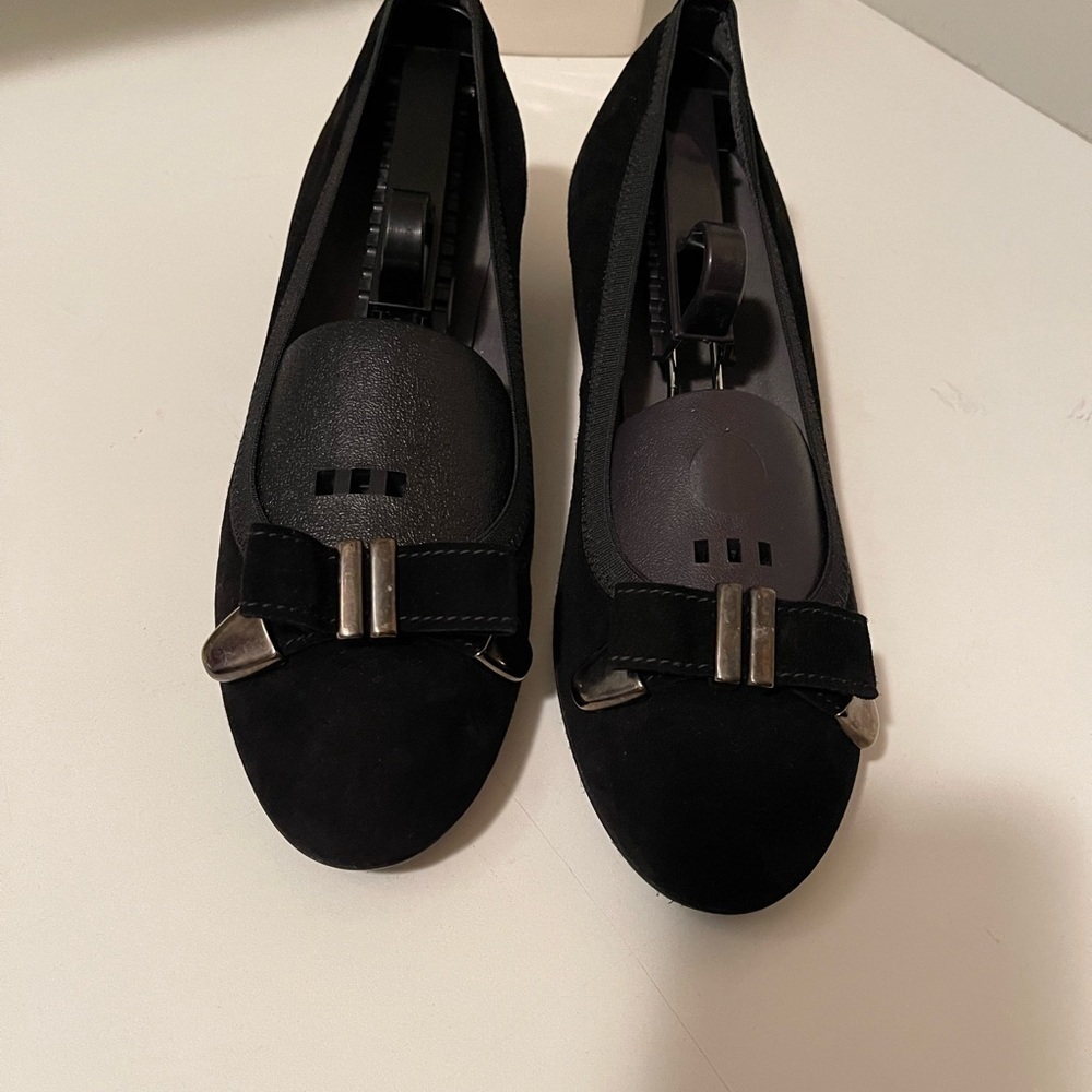 Stuartweitzman gorgeous soft cozy shoes with unique heels and very soft sole